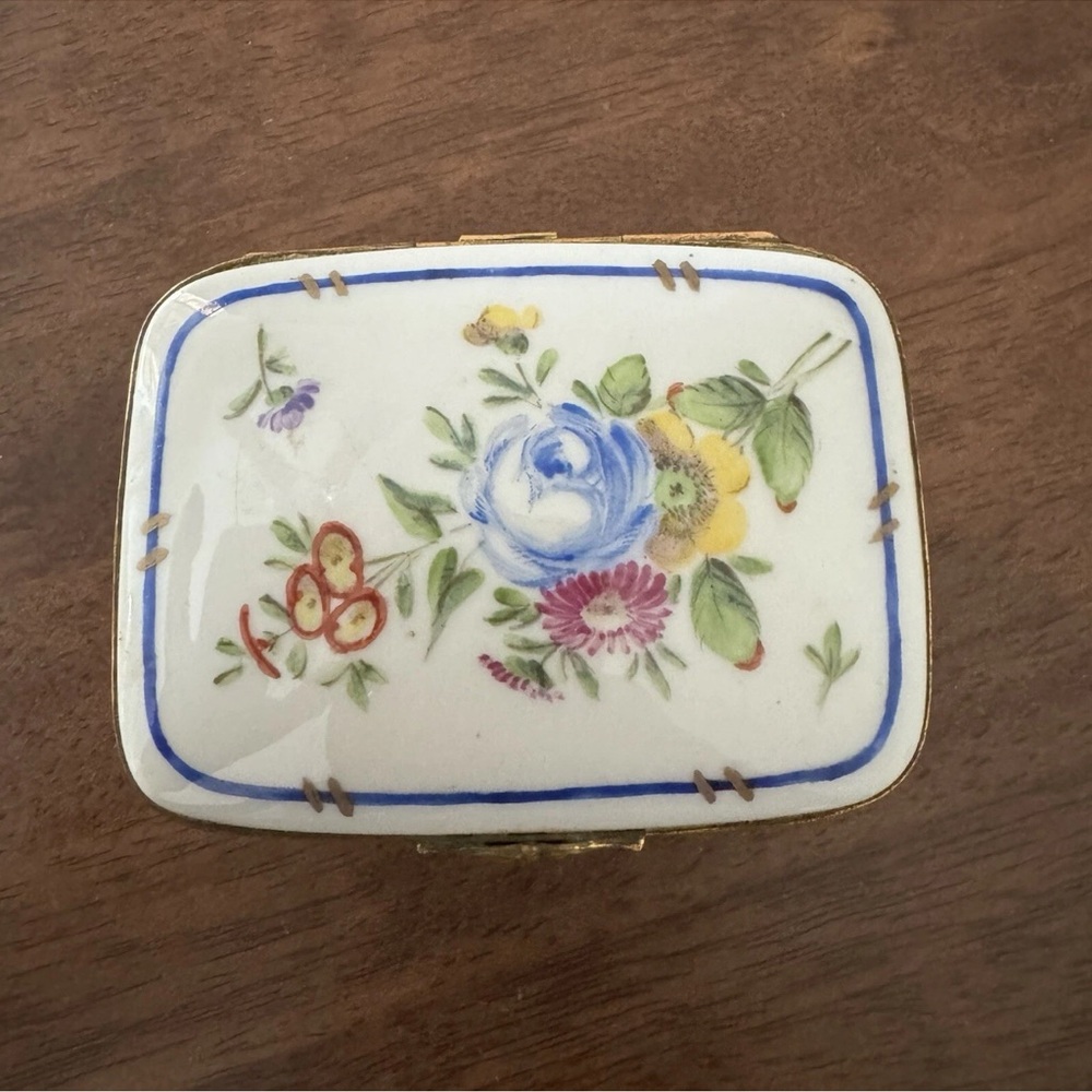 Vintage Limoges Porcelain Handpainted Floral Trinket Box signed - Picture 2 of 10